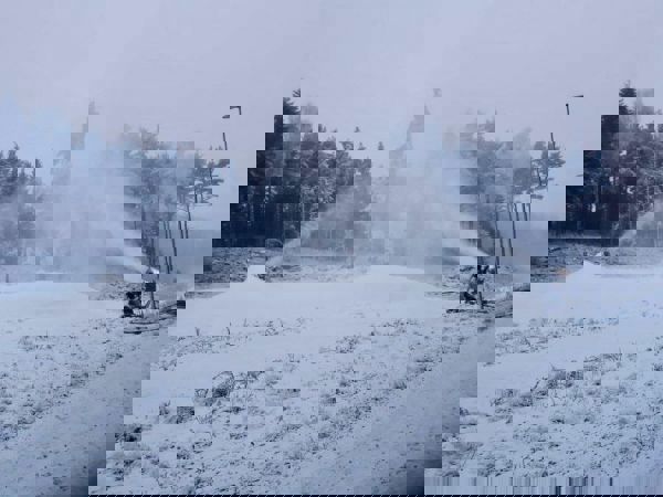 Rør legges i snøproduksjonsanlegget